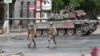 Наемники ЧВК "Вагнер" стоят на улице возле штаба Южного военного округа в Ростов-на-Дону, 24 июня 2023 года