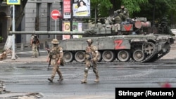Наемники ЧВК "Вагнер" стоят на улице возле штаба Южного военного округа в Ростов-на-Дону, 24 июня 2023 года