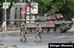 Бойцы ЧВК «Вагнер» дислоцируются на улице возле штаба Южного военного округа в городе Ростов-на-Дону, Россия, 24 июня 2023 года