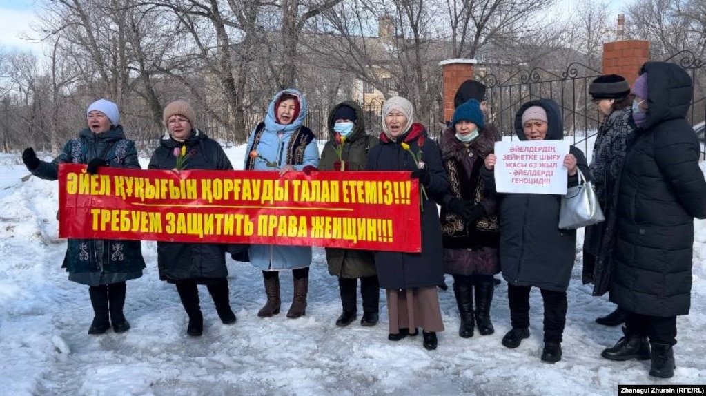 Участницы митинга за снижение пенсионного возраста. Актобе. 8 марта 2023 года