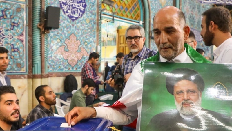 چهاردهمین دوره انتخابات ریاست‌ جمهوری در ایران آغاز شد، خاتمی و ظریف رأی دادند