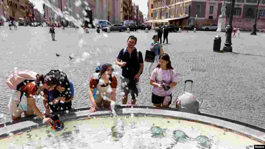 Turisták hűsölnek a&nbsp;Piazza del Popolón 2023. július 18-án.&nbsp;Klímakutatók szerint a hőmérséklet Szicília és Szardínia szigetén elérheti a 48 Celsius-fokot, ami az Európában valaha mért legmelegebb hőmérséklet lehet