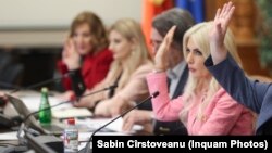 Laura Vicol (dreapta), președinta Comisiei Juridice a Camerei Deputaților. „Deputata PSD Laura Vicol tocmai a votat o modificare care îl favorizează direct pe soţul ei în procesul în care este trimis în judecată pentru evaziune fiscală şi grup infracţional organizat”, spune USR.