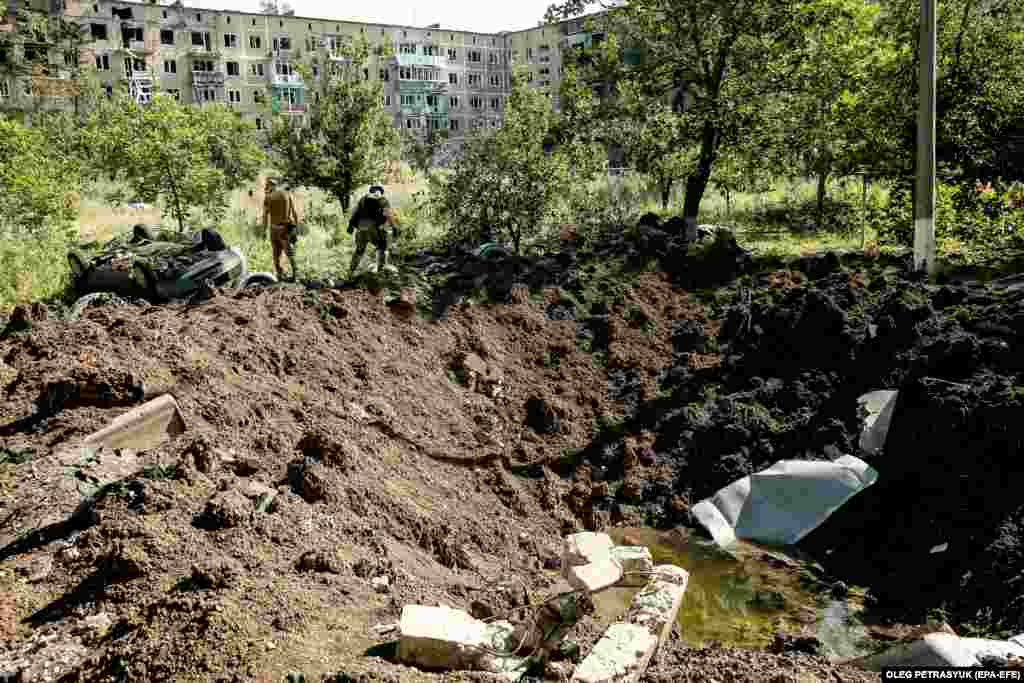 Krater nastao od granata ispaljenih sa ruskih položaja, 16. juli.