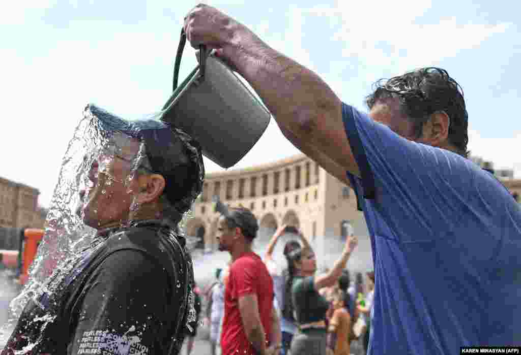 Pjesëmarrësit duke hedhur ujë mbi njëri-tjetrin në Jerevan, Armeni, më 7 korrik, teksa merrnin pjesë në Festivalin e Vardavarit, një manifestim tradicional armen, që daton nga kohët pagane.