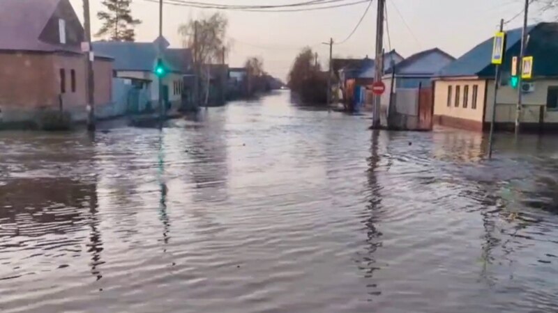 В Орске выходит из берегов река Елшанка, в городе затопило больницы