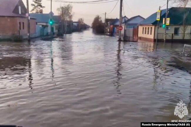 Një rrugë e vërshuar në një lagje të Orskut, në Rusi, 6 prill 2024.