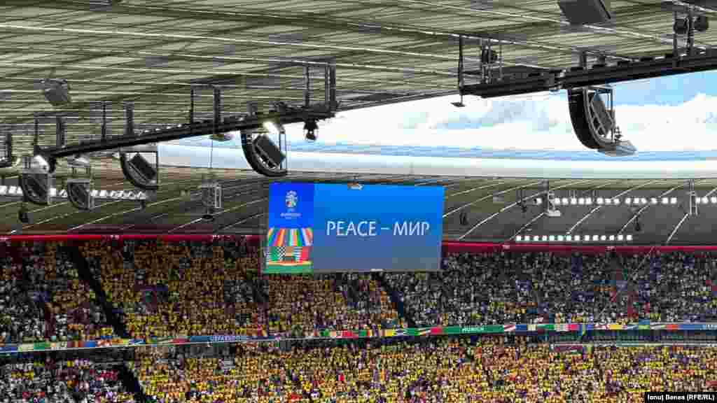 Pe unul dintre ecranele de pe stadion a fost afișat mesajul &bdquo;Pace&rdquo;, inclusiv în limba ucraineană.&nbsp;