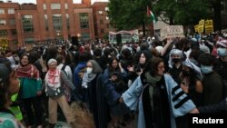 Studenti i drugi demonstriraju u protestnom kampu u Univerzitetskom dvorištu u znak podrške Palestincima u Gazi, na Univerzitetu George Washington u Washingtonu, SAD, 25. aprila 2024.