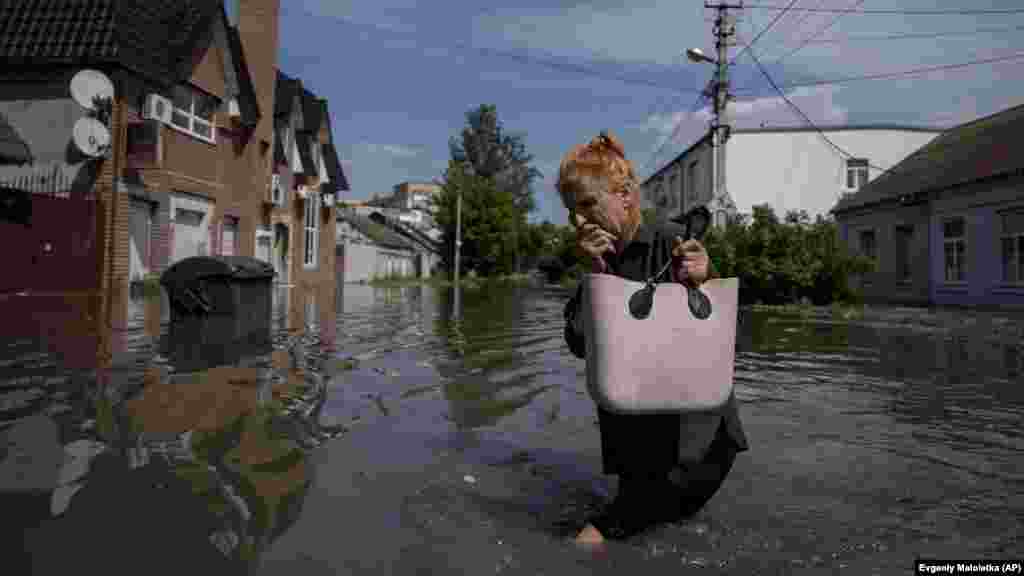 Egy nő egy elárasztott úton halad Herszonban. A háború előtt csaknem háromszázezer fős város most újabb humanitárius katasztrófával néz szembe. Herszon infrastruktúrájának nagy része megsemmisült a nyolc hónapos orosz megszállás alatt &nbsp;