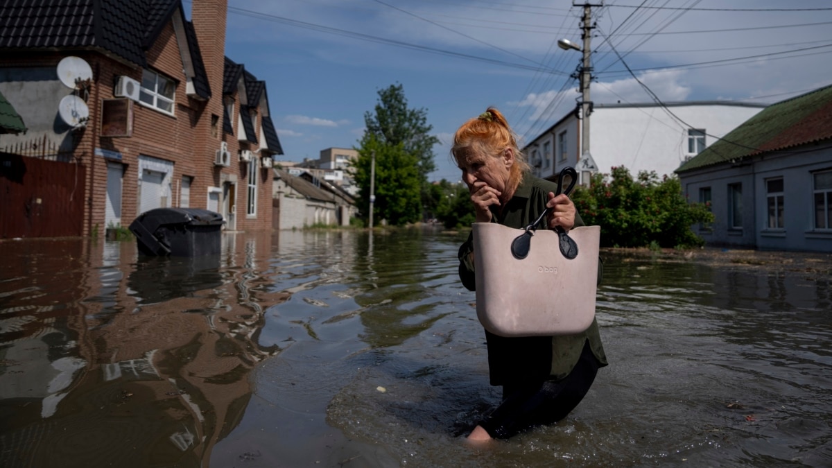 Най-малко 24 селища по поречието на Днепър са наводнени, а