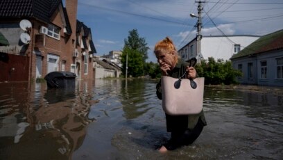 Най малко 24 селища по поречието на Днепър са наводнени а