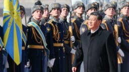 Xi Jinping a fost așteptat la Moscova cu gardă de onoare și covor roșu. Vizita de stat are loc la câteva zile de când Curtea Penală Internațională a cerut arestarea președintelui Rusiei, Vladimir Putin, pentru crime de război comise în Ucraina.