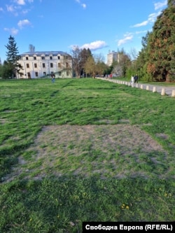 На местата, където през лятото на 2023 г. са били разположени съоръжения на Sofia Summer Fest, тревата все още е слегнала близо половин година след края на събитието. Снимката е от началото на април, 2024 г.