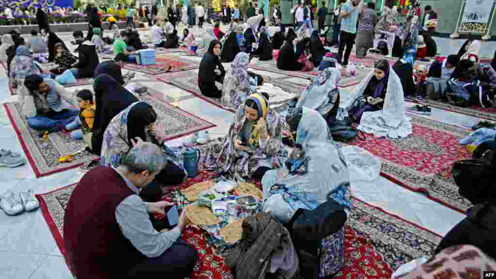 Iranske porodice se okupljaju na iftaru tokom prve sedmice svetog mjeseca ramazana u Emamzadeh Salehu u Teheranu.