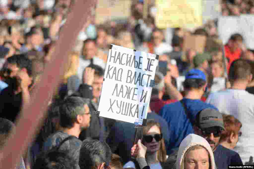 Demonstranti su nezadovoljni reakcijom vlasti nakon dva masovna ubistva u kojima je stradalo 18 osoba (na fotografiji detalj s protesta).