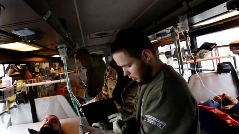 Volonteri autobusom prevoze ranjene ukrajinske vojnike u bolnicu