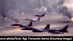 F-15 və F-16 qırıcıları 1991-ci ildə "Səhrada Fırtına" əməliyyatı zamanı yanan neft yataqları üzərindən uçur.