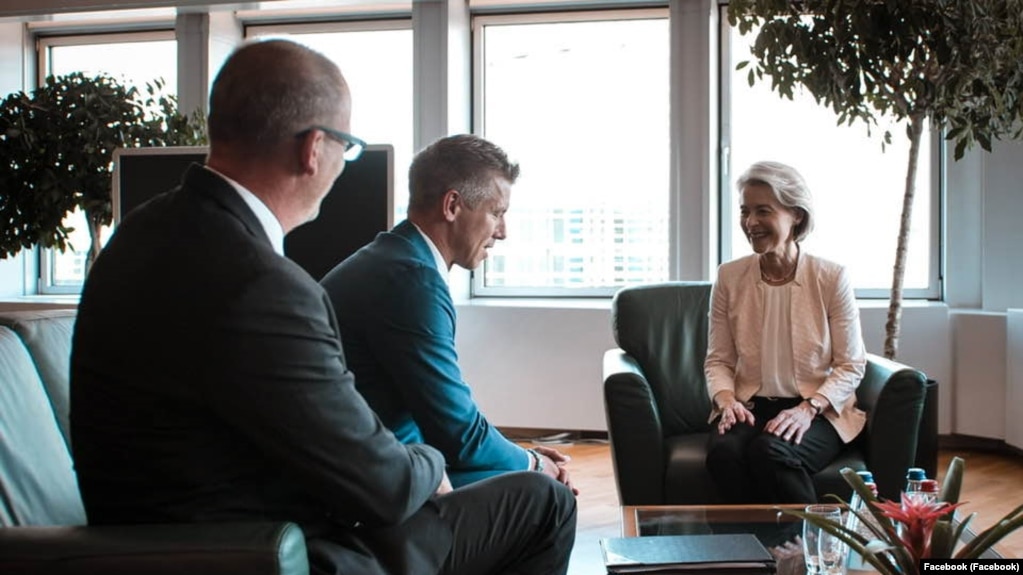 Magyar Péter és Tarr Zoltán Ursula von der Leyennel tárgyal az Európai Parlament székházában, Strasbourgban, Franciaországban 2024. július 18-án