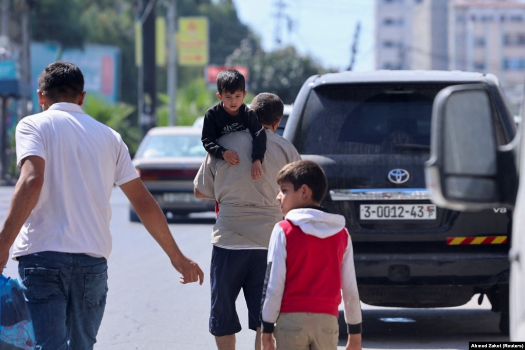 “Ky është kaos, askush nuk e di çfarë të bëjë”, tha Inas Hamdan, një zyrtare e OKB-së për agjencinë e refugjatëve palestinezë në Qytetin Gaza duke  shtuar se i gjithë stafi i OKB-së dhe Gaza veriore janë urdhëruar të zhvendosen në jug të qytetit Rafah.