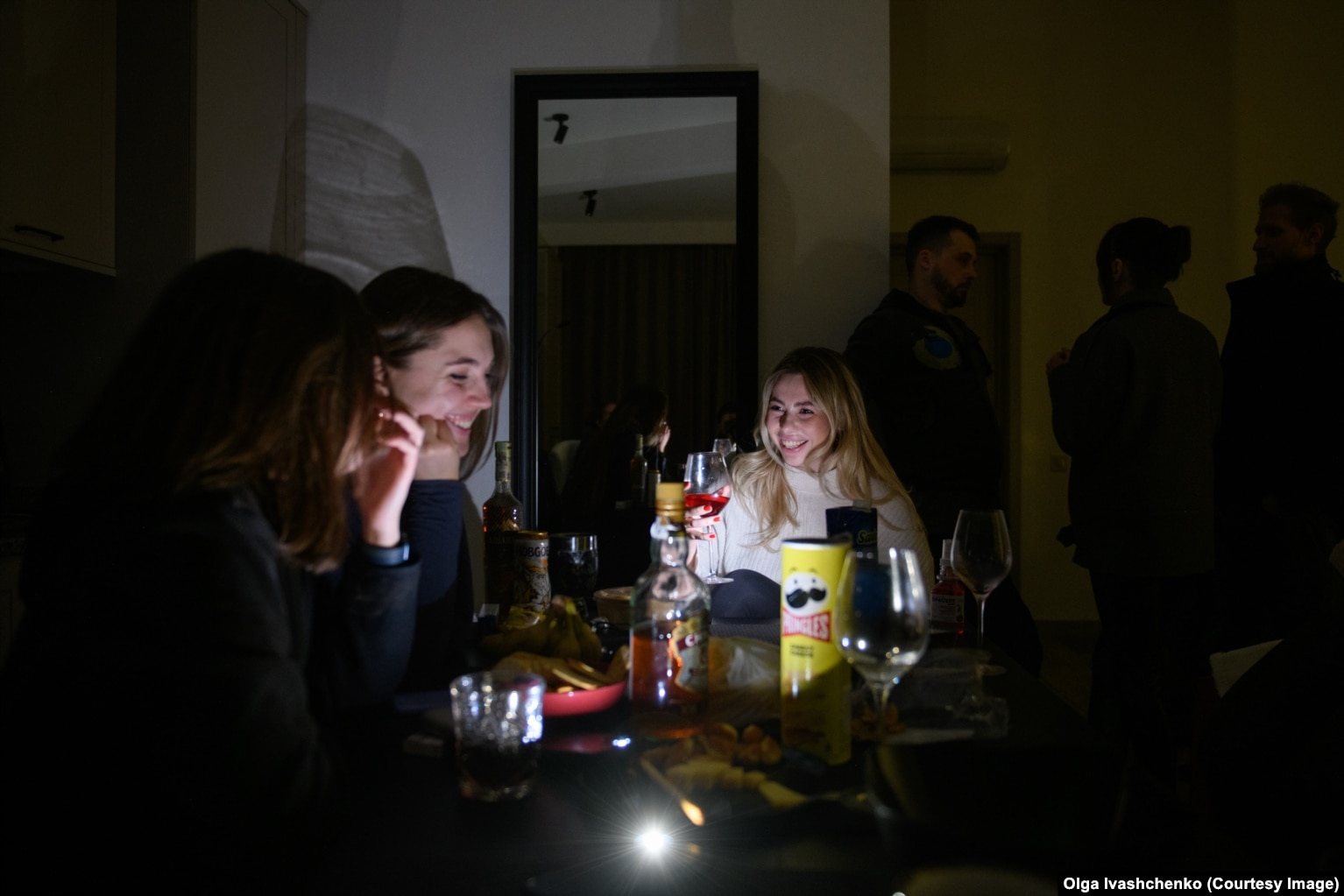 Një festë në një apartament nën çatinë e një ndërtese të lartë në Harkiv gjatë një ndërprerjeje të rrymës. Për shkak të mungesës së energjisë elektrike, ashensori nuk funksiononte dhe të ftuarve iu desh të ngjitnin 24 shkallare për të shkuar në takim.