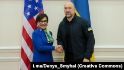 У ході першого візиту до України на своїй посаді Пенні Пріцкер (ліворуч) провела зустрічі, зокрема, з представниками української влади