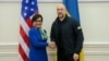 Спеціальна представниця США з відновлення України Пенні Пріцкер та Денис Шмигаль під час попередньої зустрічі у жовтні 2023 року
