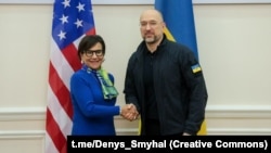Спеціальна представниця США з відновлення України Пенні Пріцкер та Денис Шмигаль під час попередньої зустрічі у жовтні 2023 року