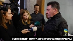 Ukraina Milliy telükesizlik ve mudafaa şurasınıñ kâtibi Oleksey Danılov filmniñ taqdiminde