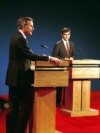 1960: Debati i parë televiziv vuri përballë njëri-tjetrit kandidatin demokrat, John F. Kennedy, dhe nënpresidentin republikan, Richard Nixon, i cili sapo kishte dalë nga spitali dhe u shfaq i parruar, pasi kishte refuzuar makijazhin. Rreth 70 milionë shikuesit u përqendruan në atë që panë, dhe jo në atë që dëgjuan. Kennedy fitoi zgjedhjet.