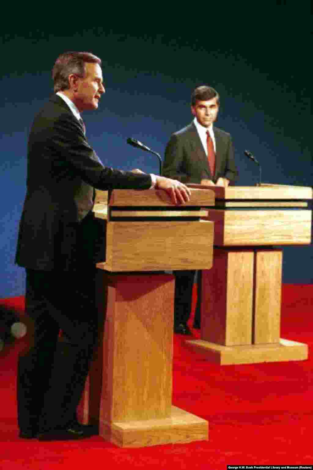 1988: Një debat kundër nënpresidentit republikan, George H. W. Bush, u hap me pyetjen ndaj demokratit Michael Dukakis nëse ai do të përkrahte dënimin me vdekje për dikë që kishte përdhunuar dhe vrarë bashkëshorten e tij. Pyetja i ofroi kandidatit, të cilin kritikët e quanin &ldquo;i akullti&rdquo;, një rast për të shfaqur anën e tij emocionale. Përgjigja e tij e gjatë bëri pikërisht të kundërtën. Bush fitoi zgjedhjet.