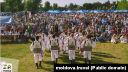 Ministerul Culturii va finanța cu aproape 700.000 de lei trei ediții ale festivalului „Ia Mania”, organizat de asociația „Ca Lumea” a Natei Albot, fina ministrului Sergiu Prodan.