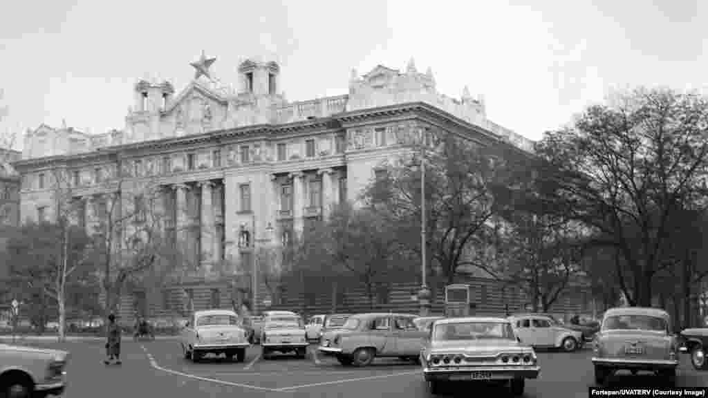 Mnoge od teško dostupnih zvezda, međutim, ostale su na mestu nakon ustanka 1956. godine. Ova fotografija prikazuje zgradu Narodne banke Mađarske 1969. godine. &nbsp;