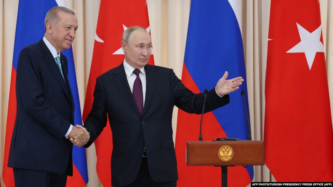 La întâlnirea de luni, de la Soci, președintele turc Recep Tayyip Erdoğan și președintele Vladimir Putin au discutat despre acordul cerealelor din Ucraina. Președintele rus a spus că ridicarea sancțiunilor împotriva propriei agriculturi. 