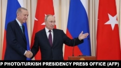 Președintele rus Vladimir Putin (dreapta) și omologul său turc Recep Tayyip Erdoğan (stânga) la o conferință de presă în urma unei întâlniri la Soci, 4 septembrie 2023