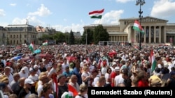 حامیان پیتر ماگیار، مسئول سابق دولت و رهبر حزب احترام و آزادی (تیسا) در تظاهرات پیش از انتخابات پارلمان اروپا در بوداپست، مجارستان. شنبه ۱۹ خرداد