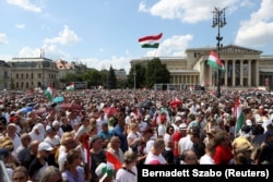 Прихильники Петера Мадяра, колишнього інсайдера уряду та лідера партії «Тиса» беруть участь у мітингу напередодні виборів до Європарламенту в Будапешті. 8 червня 2024 року