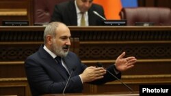 Jermenski premijer Nikol Pašinijan govori u parlamentu u Jerevanu 12. juna