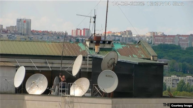 Kişinyovdakı Rusiya səfirliyinin damında antenalar