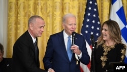 Президентът на САЩ Джо Байдън говори на прием по случай Деня на независимостта на Гърция, заедно с Том Ханкс и Рита Уилсън, в Източната зала на Белия дом във Вашингтон, 29 март 2023 г.
