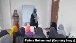 فاطمه محمدی برای دختران و زنان بی بضاعت در غرب کابل شیوه ها و مهارت های خیاطی را می آموزاند