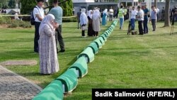 Članovi porodica odaju počast žrtvama genocida koje će biti ukopane 11. jula