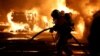 Пожарникари гасят горящи автомобили по време на сблъсъци между протестиращи и полиция след смъртта на Нахел, 17-годишен тийнейджър, убит от френски полицай, в Нантер, предградие на Париж, Франция, 28 юни 2023 