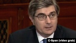 از فرازهای کارنامهٔ دیپلماتیک آقای پیکو، موفقیتش در حل بحران گروگان‌گیری چندین شهروند غربی توسط حزب‌الله در فاصله سال‌های ۱۹۸۲ تا ۱۹۹۲ بود