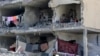 Palestinci sede u uništenoj prostoriji stambene zgrade u južnom pojasu Gaze 22. maja 2024. godine. Ilustrativna fotografija