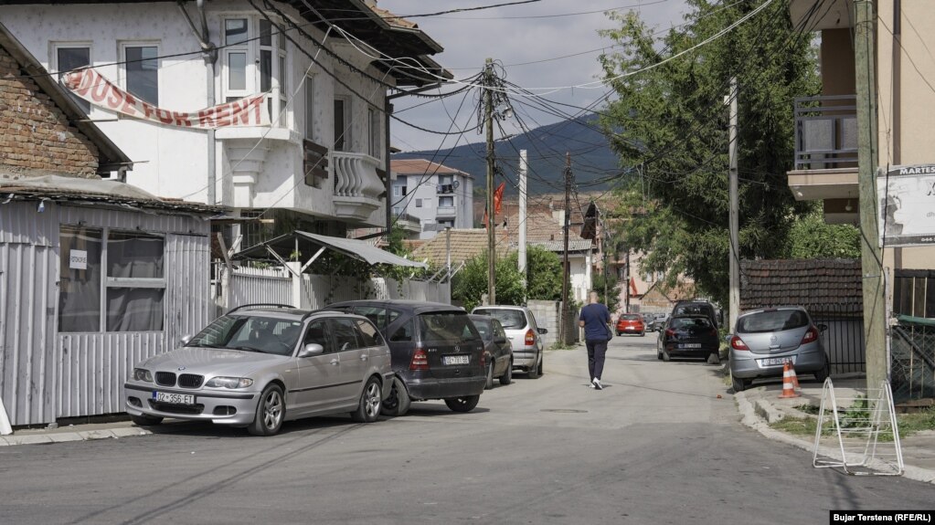 Një banderolë tregon se një shtëpi jepet me qira, në Lagjen e Boshnjakëve në Mitrovicë të Veriut.