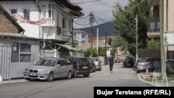 Një banderolë tregon se një shtëpi jepet me qira, në Lagjen e Boshnjakëve në Mitrovicë të Veriut.