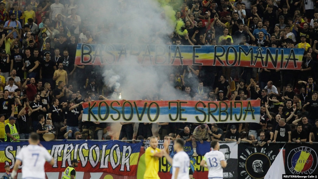 Ultrașii de la Uniți sub Tricolor au afișat bannere pe care scria „Kosovo e Serbia”.