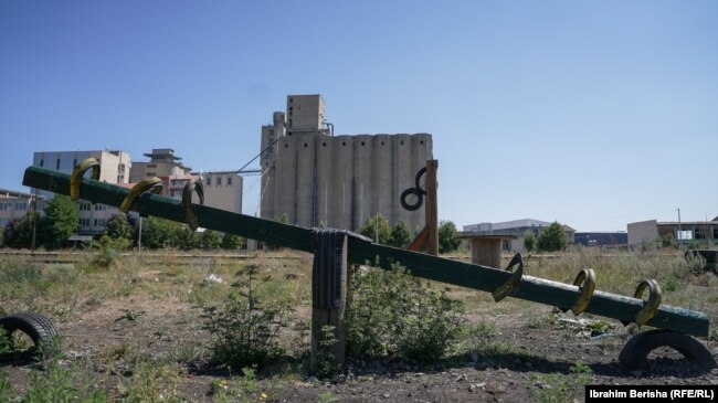 Një kolovajzë nga druri i ricikluar në këndin e lojërave në Fushë Kosovë.