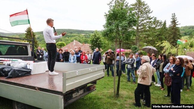 Magyar Péter Kötcsén: borította a kulisszákat